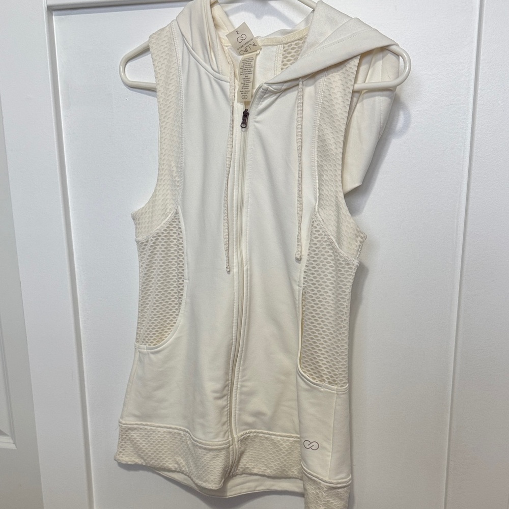 White Sleeveless Hoodie Vest